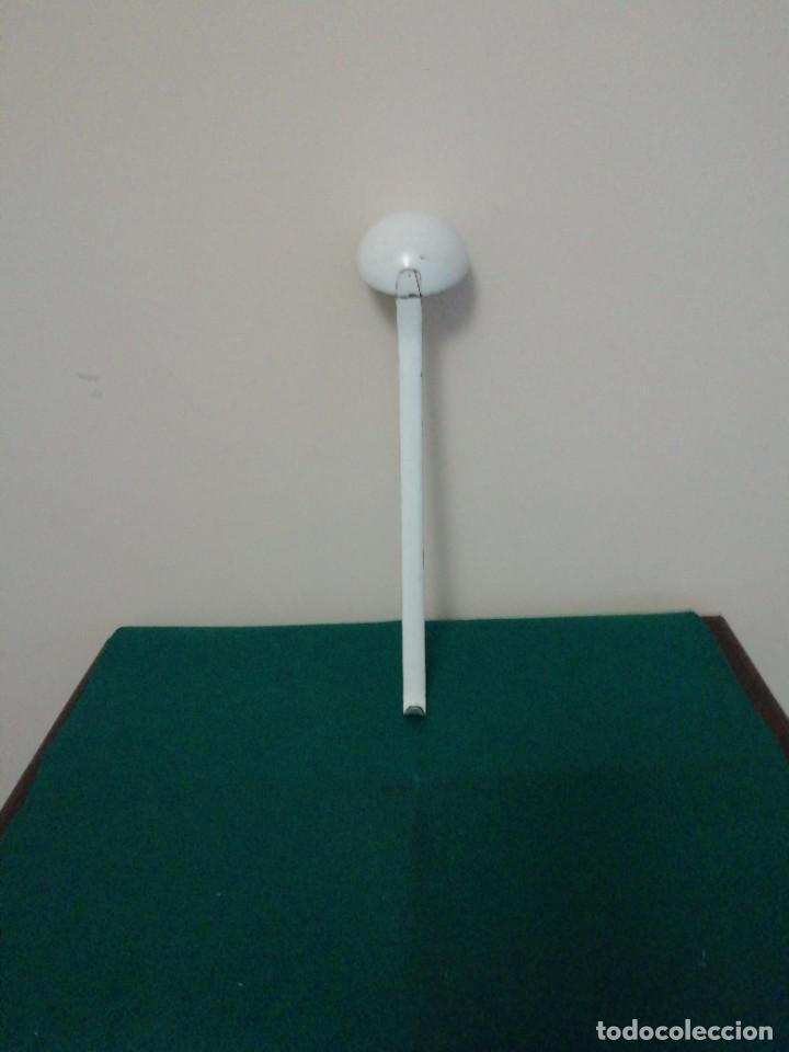 Antig&uuml;edades: Cuchar&oacute;n de hierro esmaltado blanco - Foto 2