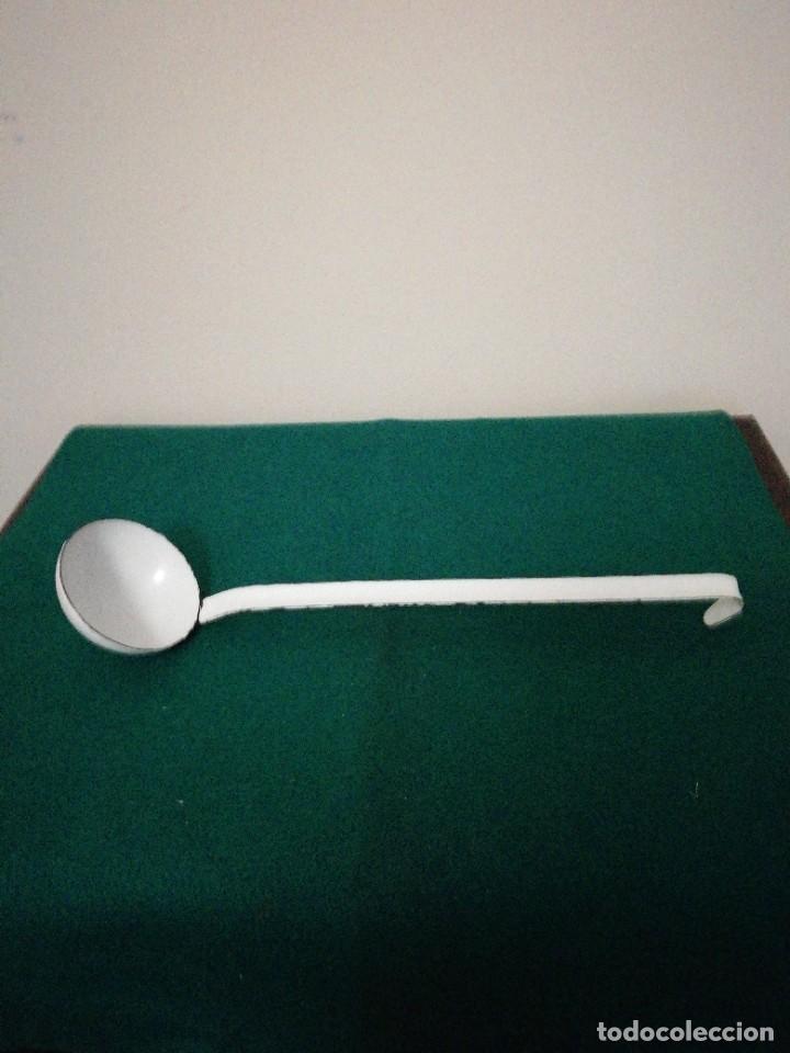 Antig&uuml;edades: Cuchar&oacute;n de hierro esmaltado blanco - Foto 3