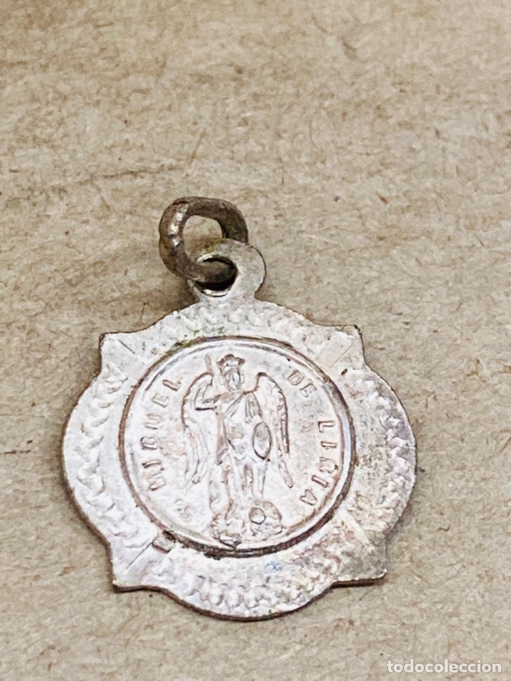 Antig&uuml;edades: Medalla met&aacute;lica religiosa - Foto 1