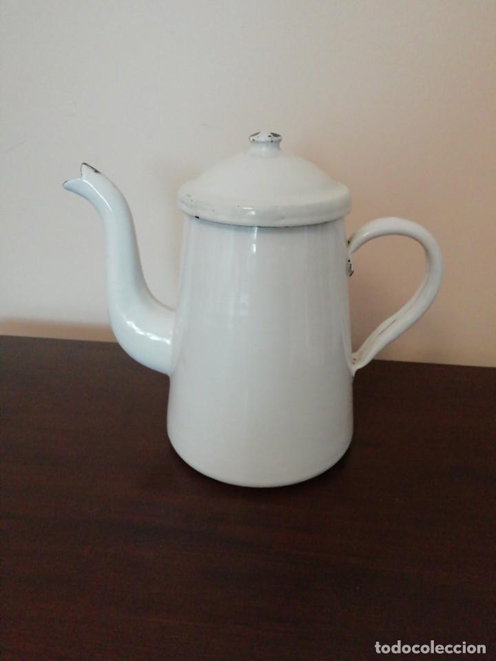 Antig&uuml;edades: Cafetera de Hierro Esmaltada Blanca - Foto 1