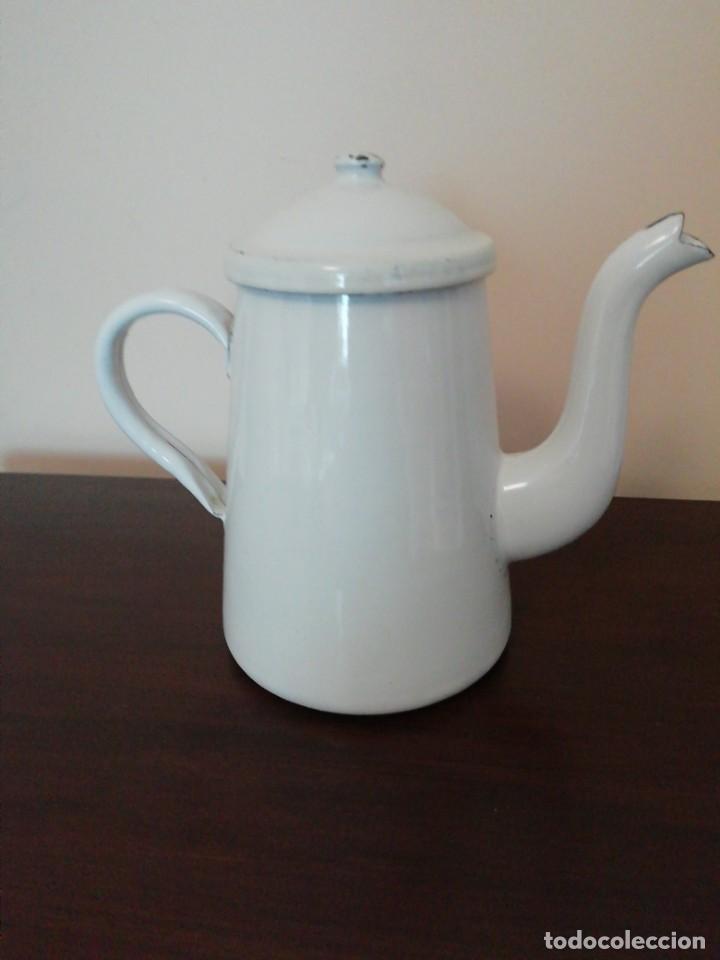 Antig&uuml;edades: Cafetera de Hierro Esmaltada Blanca - Foto 2