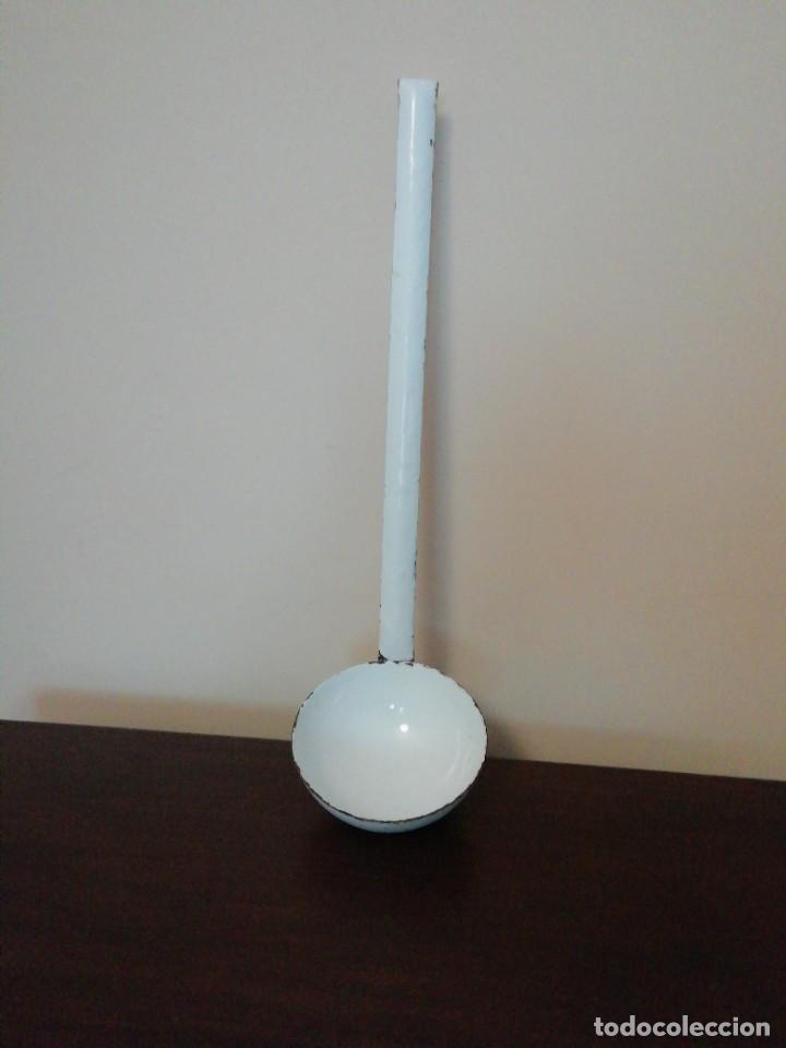 Antig&uuml;edades: Cuchar&oacute;n de hierro esmaltado blanco - Foto 1