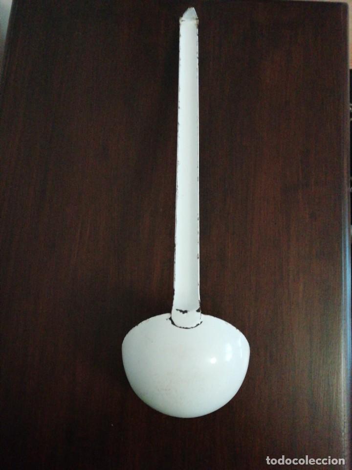 Antig&uuml;edades: Cuchar&oacute;n de hierro esmaltado blanco - Foto 2