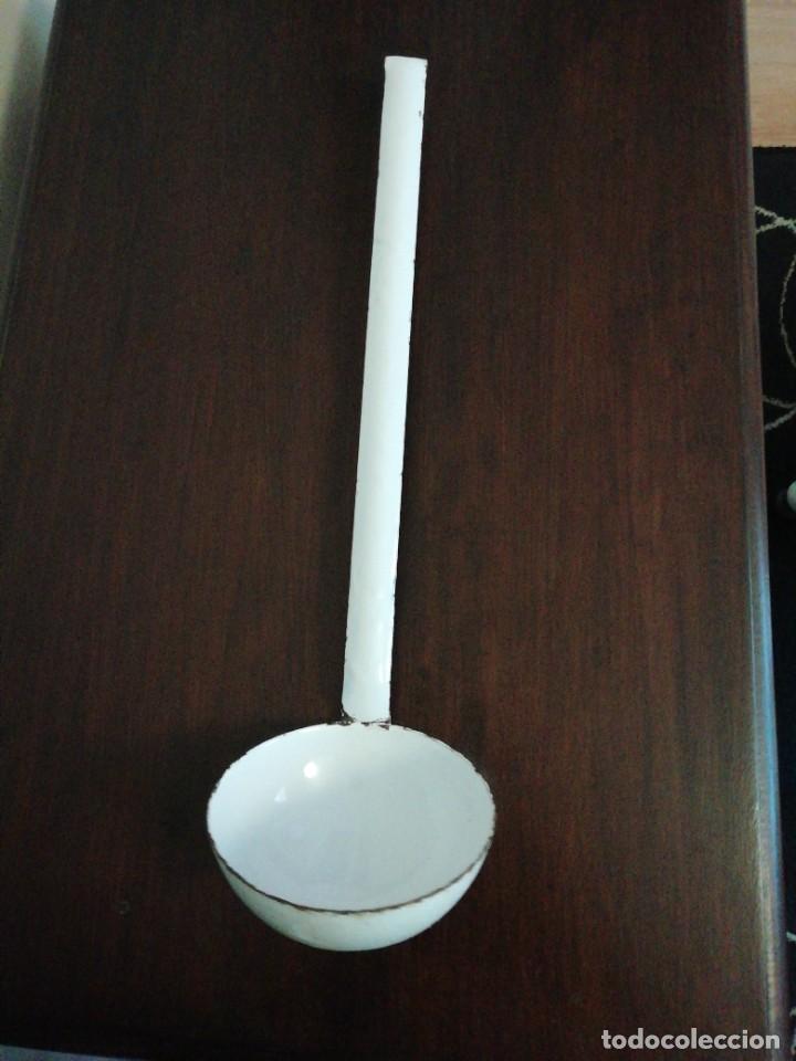 Antig&uuml;edades: Cuchar&oacute;n de hierro esmaltado blanco - Foto 3