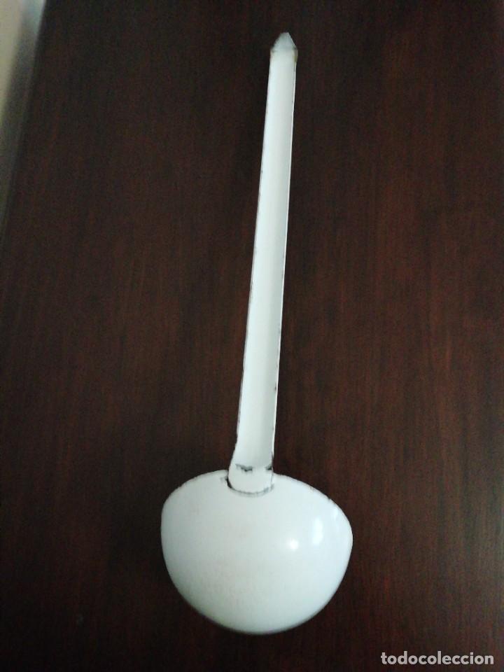 Antig&uuml;edades: Cuchar&oacute;n de hierro esmaltado blanco - Foto 4