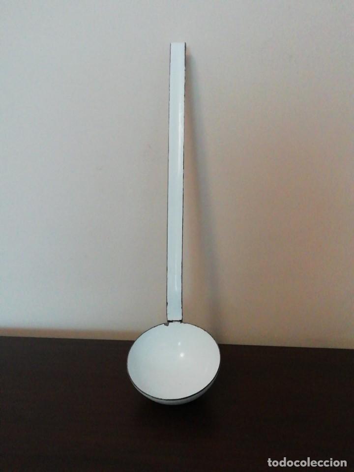 Antig&uuml;edades: Cuchar&oacute;n de hierro esmaltado blanco - Foto 1