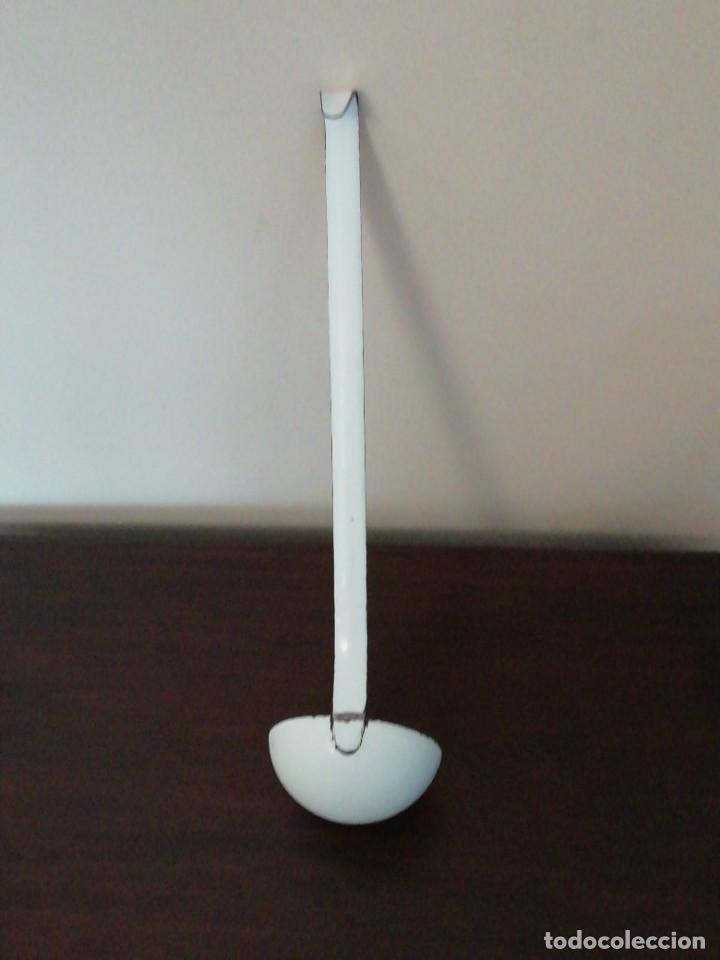 Antig&uuml;edades: Cuchar&oacute;n de hierro esmaltado blanco - Foto 2