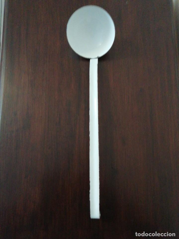 Antig&uuml;edades: Cuchar&oacute;n de hierro esmaltado blanco - Foto 3