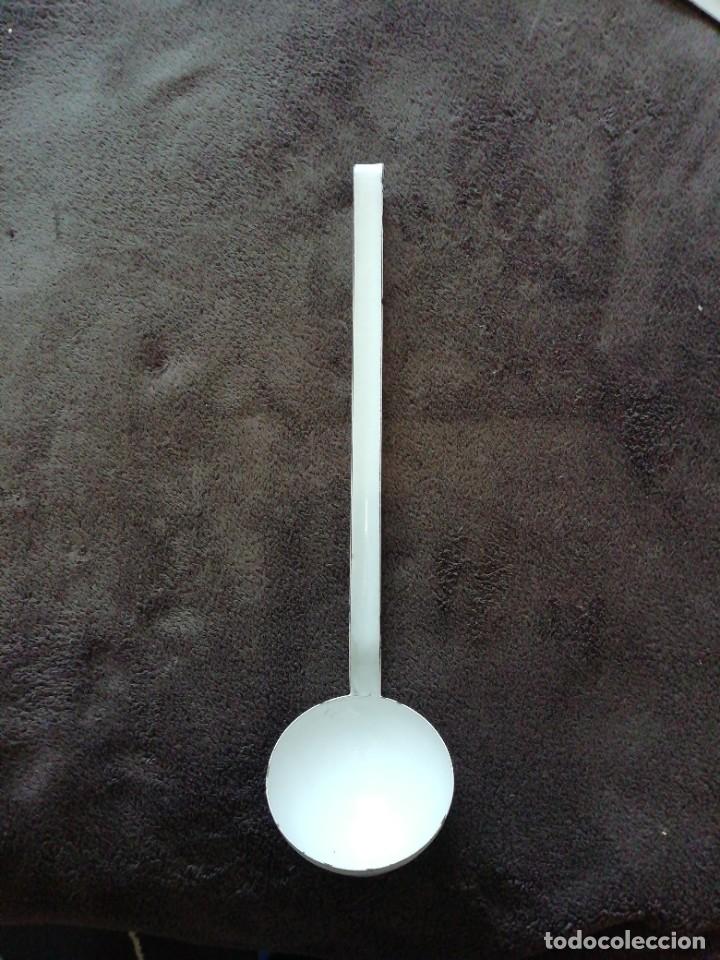 Antig&uuml;edades: Cuchar&oacute;n de hierro esmaltado blanco - Foto 1