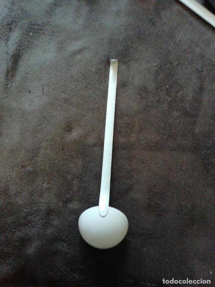 Antig&uuml;edades: Cuchar&oacute;n de hierro esmaltado blanco - Foto 2
