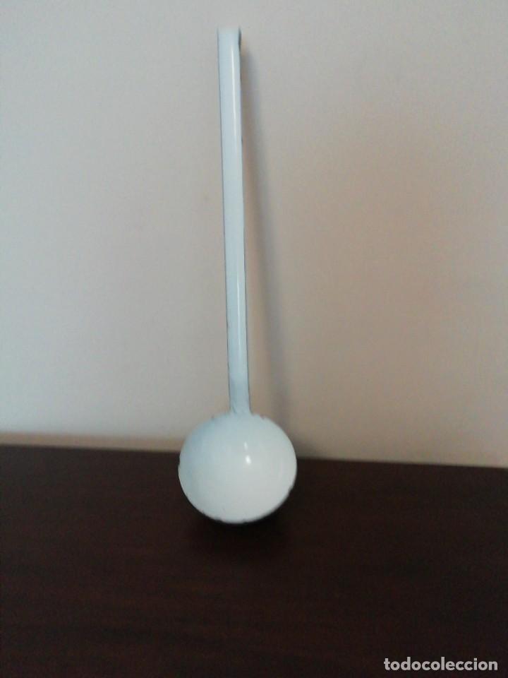 Antig&uuml;edades: Cuchar&oacute;n de hierro esmaltado blanco - Foto 3