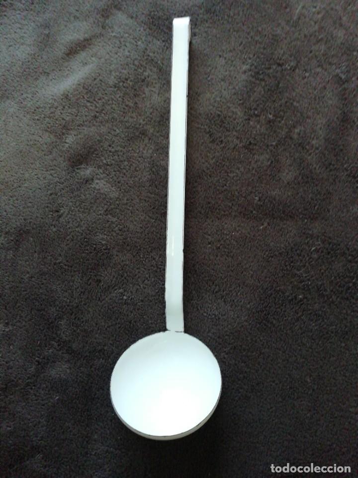 Antig&uuml;edades: Cuchar&oacute;n de hierro esmaltado blanco - Foto 1