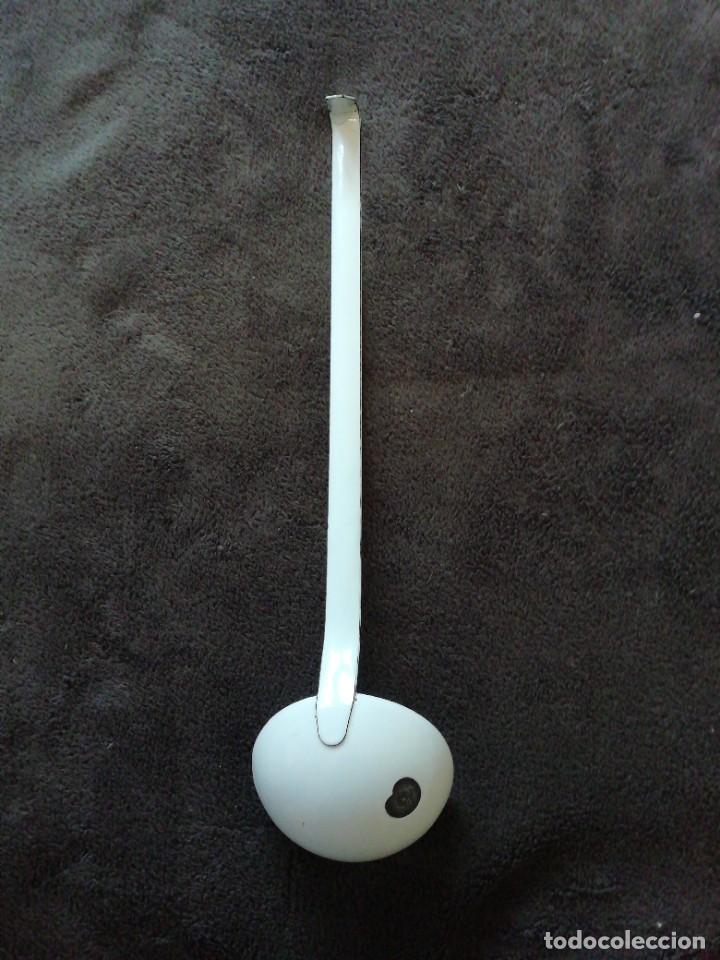 Antig&uuml;edades: Cuchar&oacute;n de hierro esmaltado blanco - Foto 2