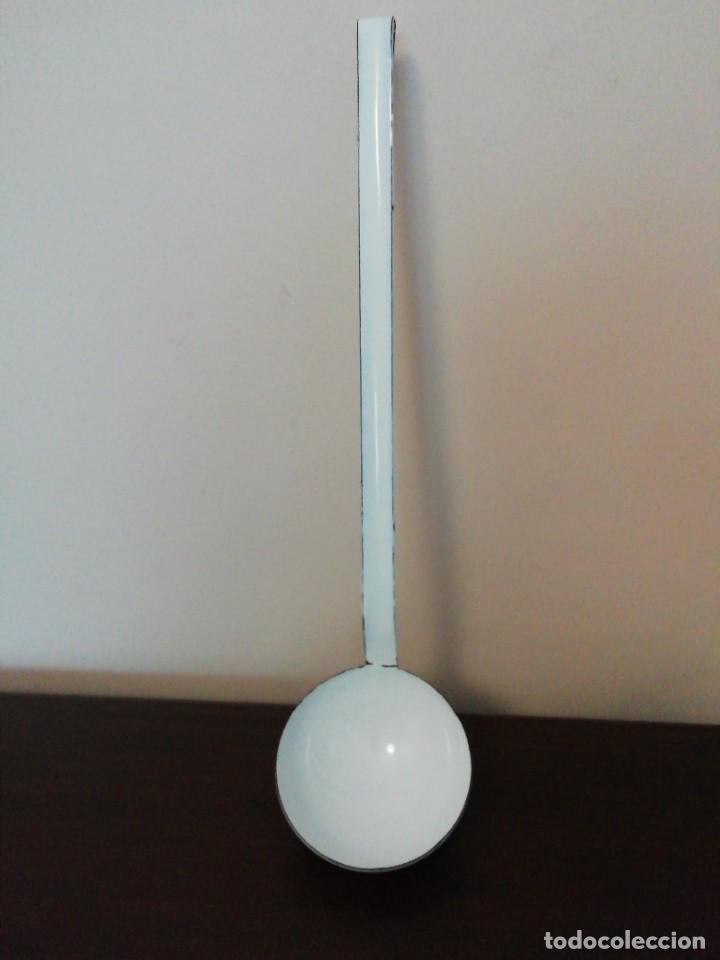 Antig&uuml;edades: Cuchar&oacute;n de hierro esmaltado blanco - Foto 3