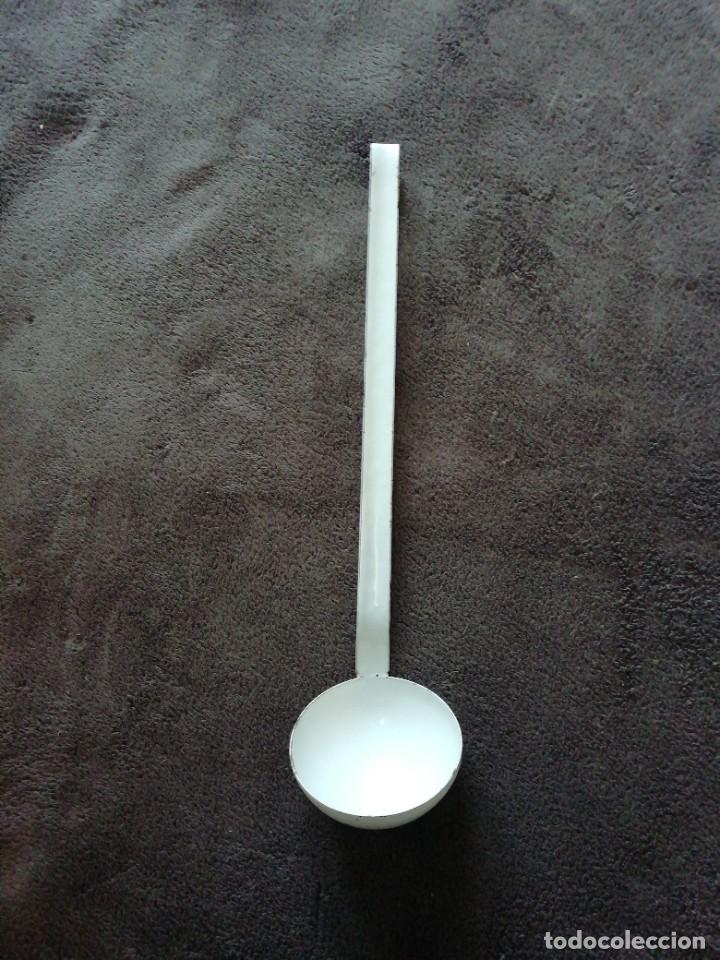 Antig&uuml;edades: Cuchar&oacute;n de hierro esmaltado blanco - Foto 1