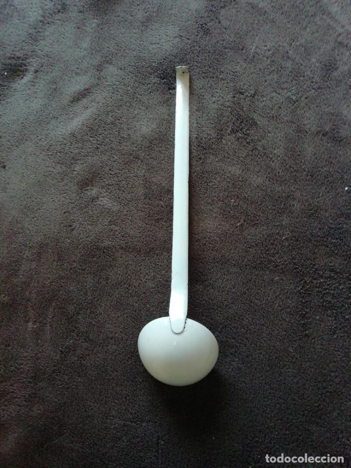 Antig&uuml;edades: Cuchar&oacute;n de hierro esmaltado blanco - Foto 2