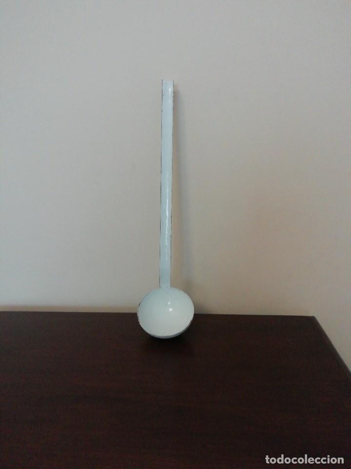 Antig&uuml;edades: Cuchar&oacute;n de hierro esmaltado blanco - Foto 3