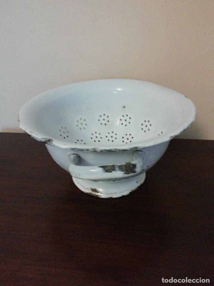 Antig&uuml;edades: Colador de hierro esmaltado blanco. - Foto 2