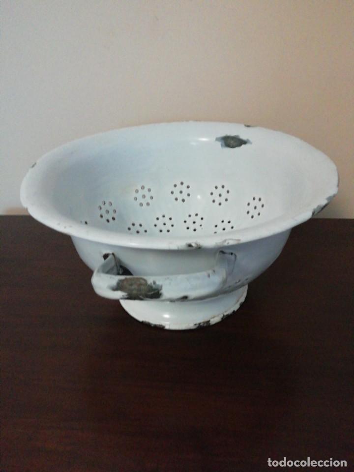 Antig&uuml;edades: Colador de hierro esmaltado blanco. - Foto 3