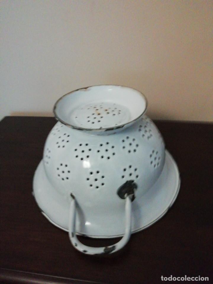 Antig&uuml;edades: Colador de hierro esmaltado blanco. - Foto 4