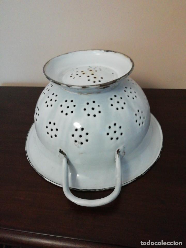 Antig&uuml;edades: Colador de hierro esmaltado blanco. - Foto 5