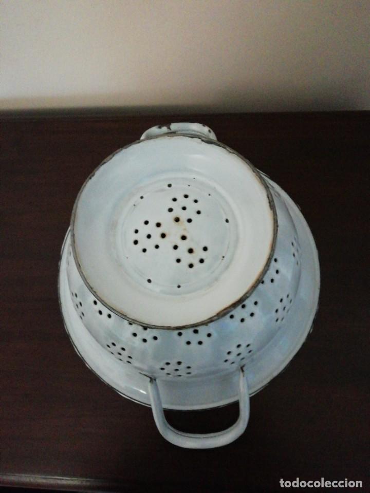 Antig&uuml;edades: Colador de hierro esmaltado blanco. - Foto 6