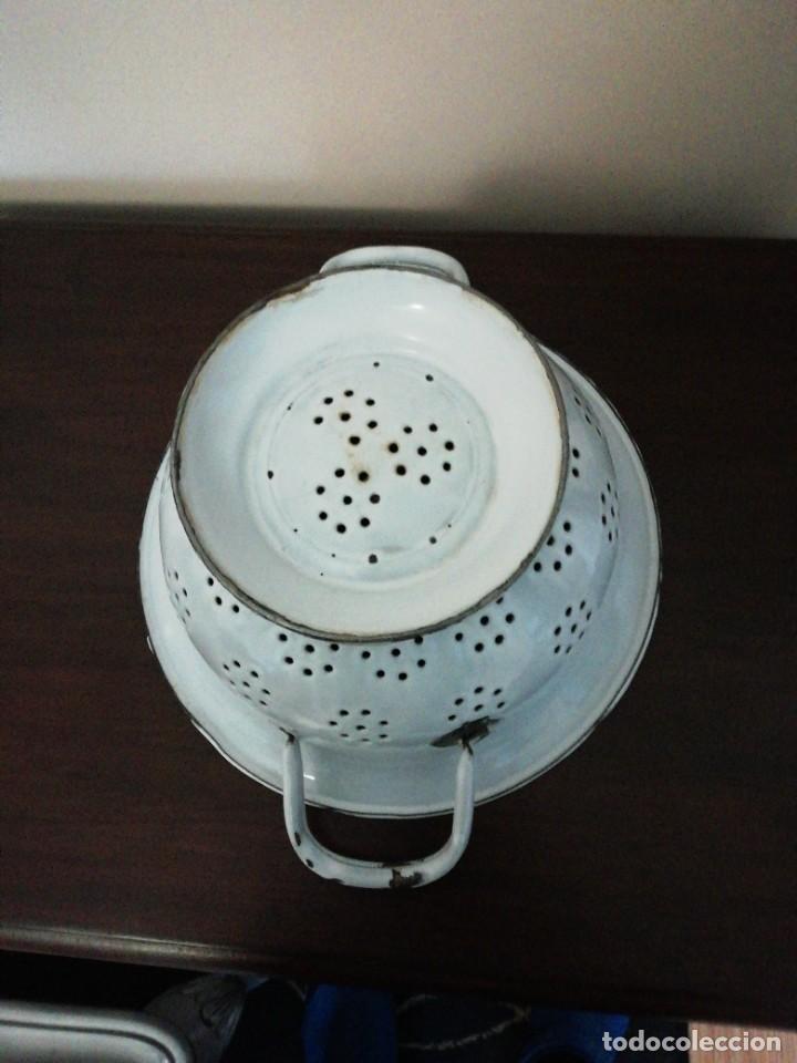 Antig&uuml;edades: Colador de hierro esmaltado blanco. - Foto 7