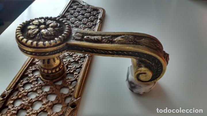 Antig&uuml;edades: Manillones de puerta en bronce fundido - Foto 3