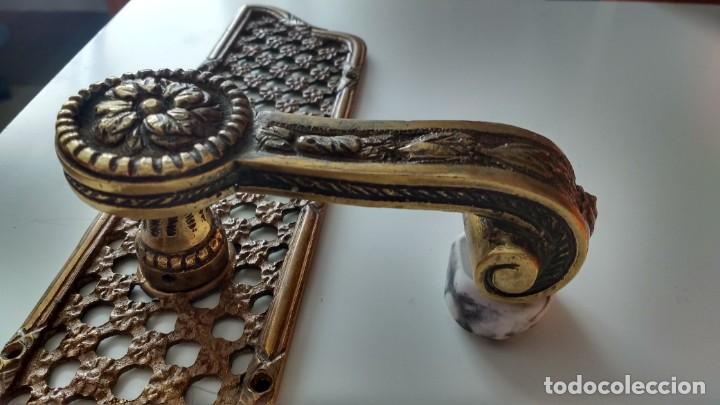 Antig&uuml;edades: Manillones de puerta en bronce fundido - Foto 4