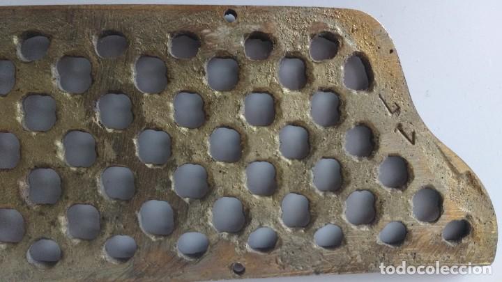 Antig&uuml;edades: Manillones de puerta en bronce fundido - Foto 6