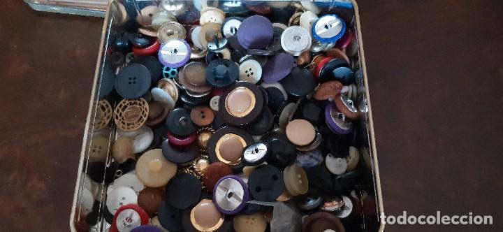 Antig&uuml;edades: ANTIGUA LATA CON MAS DE 200 BOTONES. - Foto 2