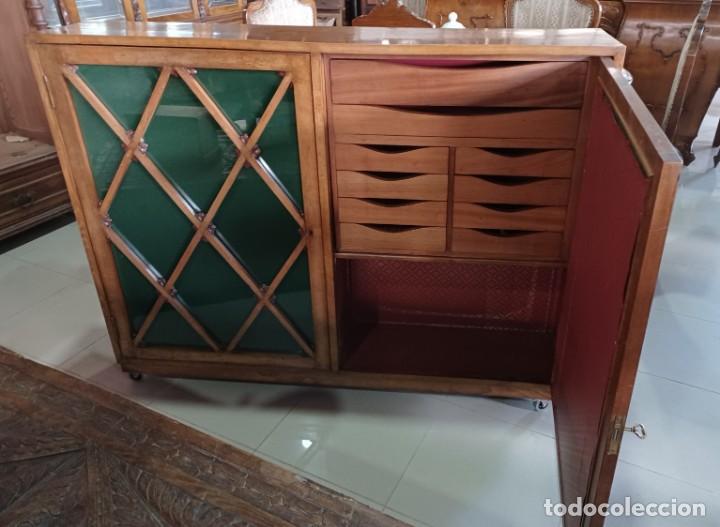 Antig&uuml;edades: VITRINA BAJA - Foto 1