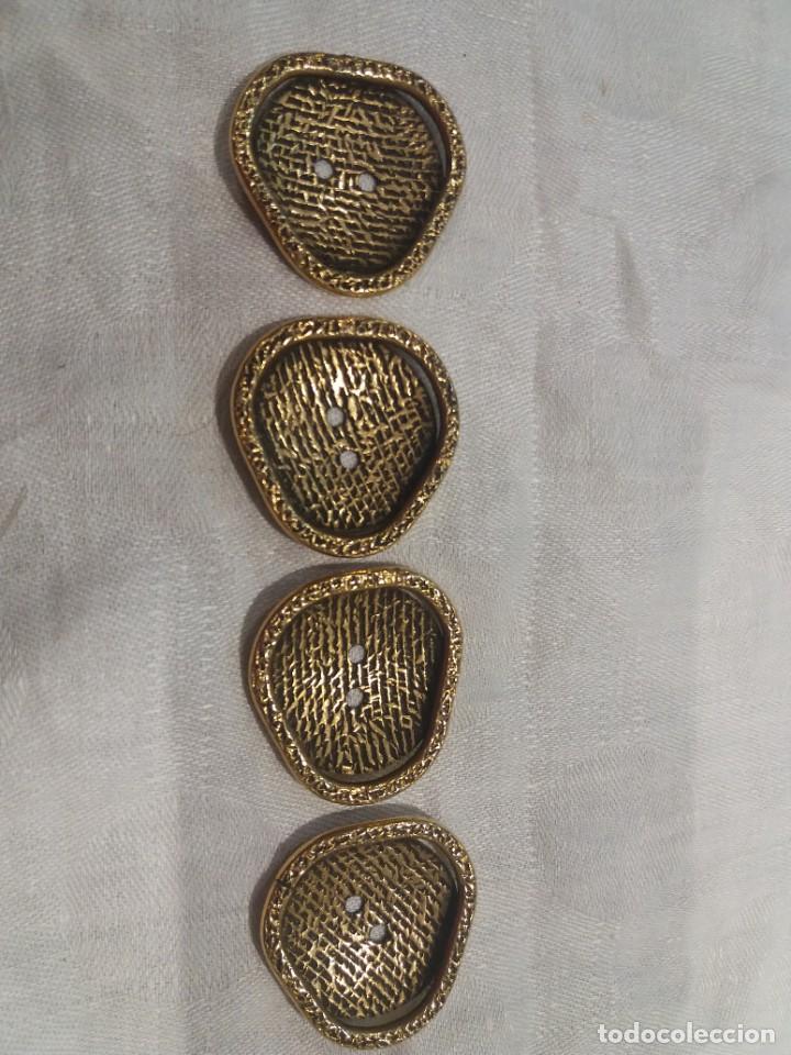 Antig&uuml;edades: Botones de bronce 3,5 cm - Foto 1