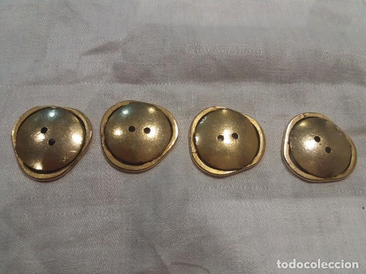Antig&uuml;edades: Botones de bronce 3,5 cm - Foto 2
