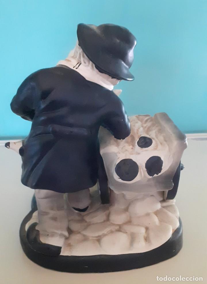 Antig&uuml;edades: Figura de escayola de Granjero - Foto 4