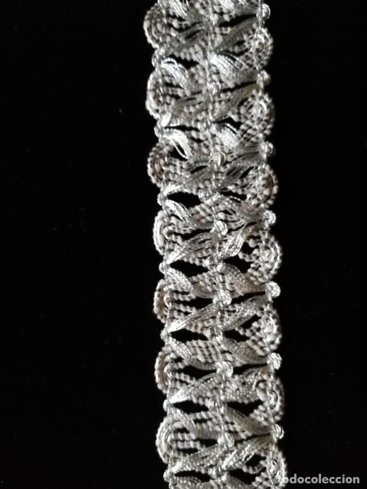 Antig&uuml;edades: Gal&oacute;n de algod&oacute;n e hilo plata no met&aacute;lico. 294cm x 3cm - Foto 1