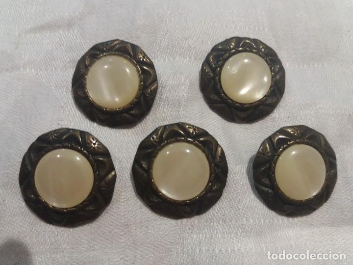 Antig&uuml;edades: Botones de bronce y nacar 3 cm - Foto 1