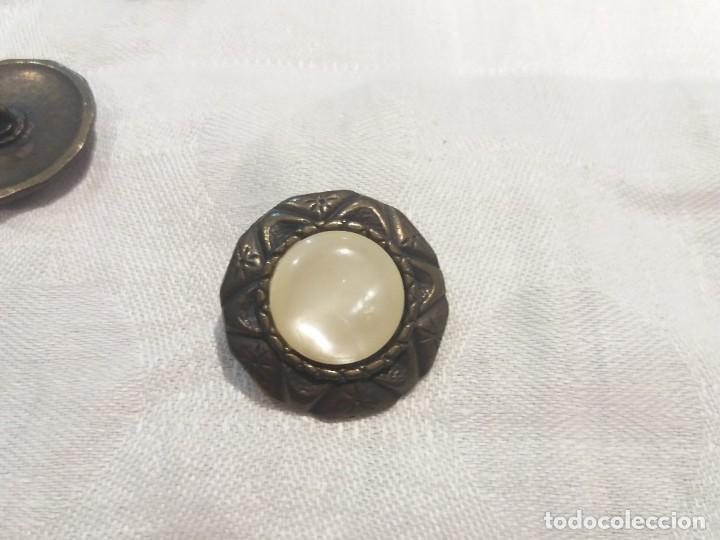 Antig&uuml;edades: Botones de bronce y nacar 3 cm - Foto 3