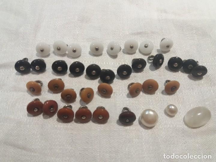 Antig&uuml;edades: Antiguos botones de 1 cm - Foto 1