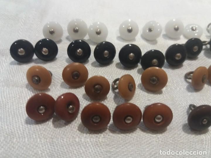 Antig&uuml;edades: Antiguos botones de 1 cm - Foto 2