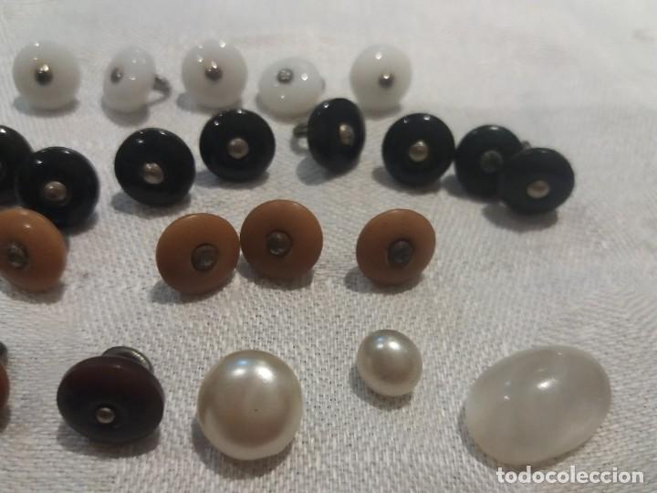 Antig&uuml;edades: Antiguos botones de 1 cm - Foto 3