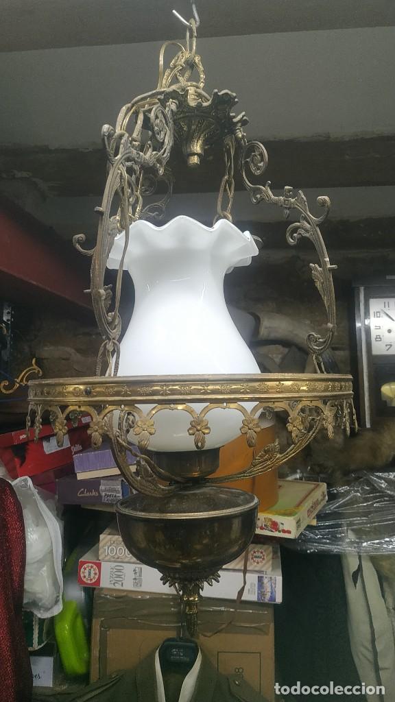 Antig&uuml;edades: L&aacute;mpara de techo de opalina blanca tipo quinqu&eacute; - Foto 1