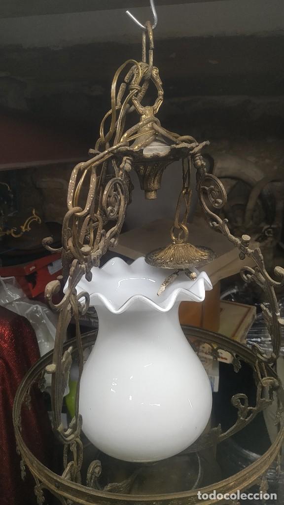 Antig&uuml;edades: L&aacute;mpara de techo de opalina blanca tipo quinqu&eacute; - Foto 2