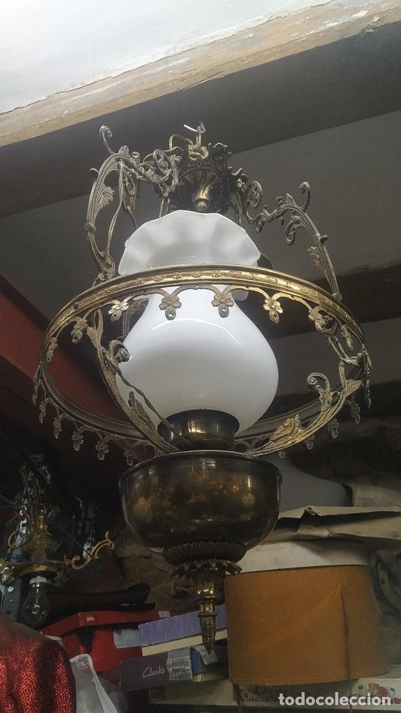 Antig&uuml;edades: L&aacute;mpara de techo de opalina blanca tipo quinqu&eacute; - Foto 3
