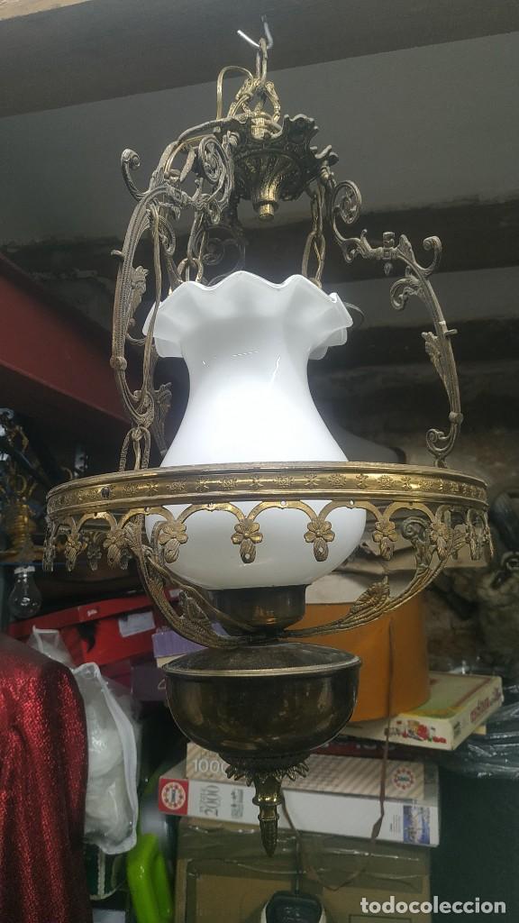 Antig&uuml;edades: L&aacute;mpara de techo de opalina blanca tipo quinqu&eacute; - Foto 4