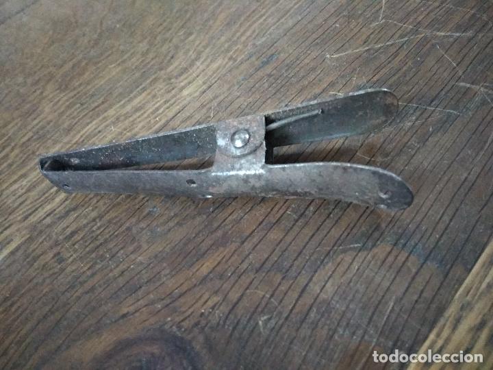 Antig&uuml;edades: Pinza antigua. Caja plomo - Foto 2