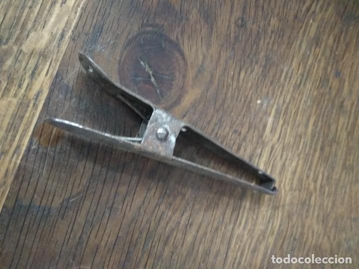 Antig&uuml;edades: Pinza antigua. Caja plomo - Foto 4