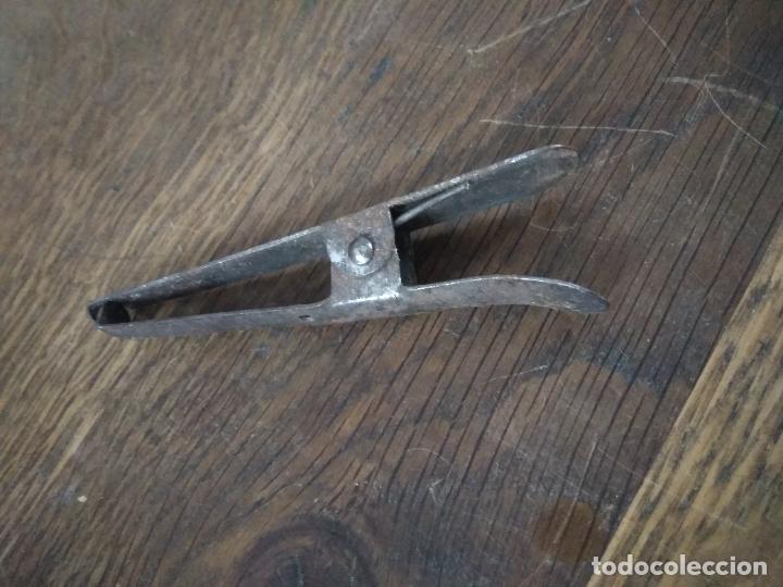 Antig&uuml;edades: Pinza antigua. Caja plomo - Foto 1