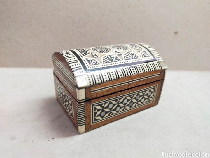 Antig&uuml;edades: CAJA COFRE EN MADERA CON INCRUSTACIONES. - Foto 1