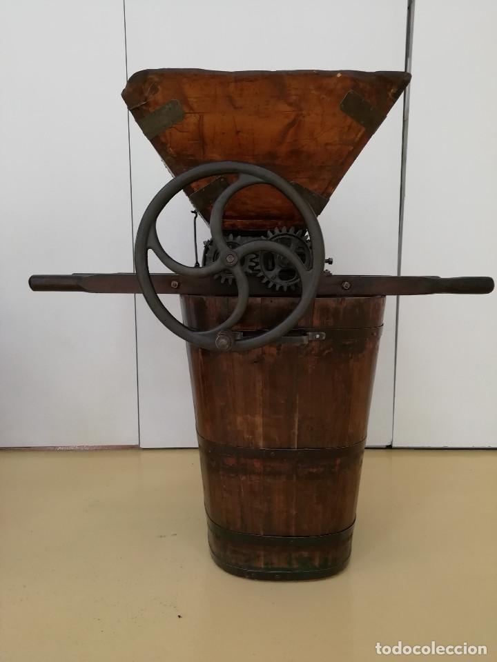 Antig&uuml;edades: Estrujadora o despalilladora de uva antigua - Foto 2